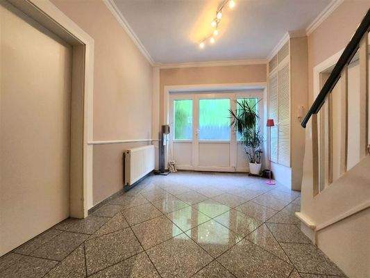 Diele mit Holztreppe Einfamilienhaus Nahe 