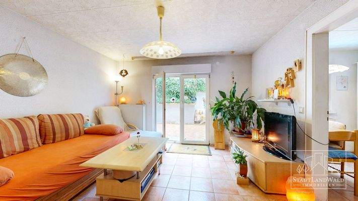 EG-Haus-Nr. 2 - Wohnzimmer mit Übergang auf Terrasse