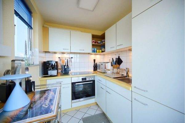 Blick in die helle, offen gestaltete Küche mit einladender Atmosphäre