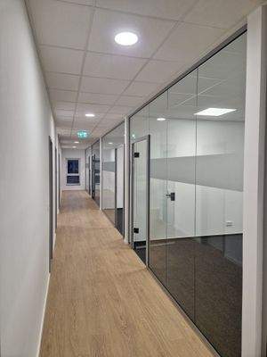 Flur mit Glaswänden