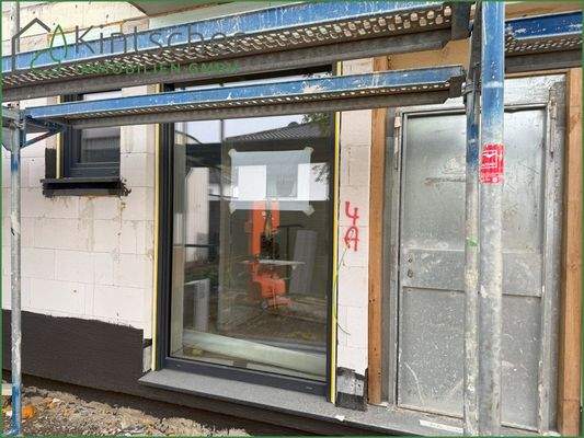 Eingangsbereich mit großem Flurfenster