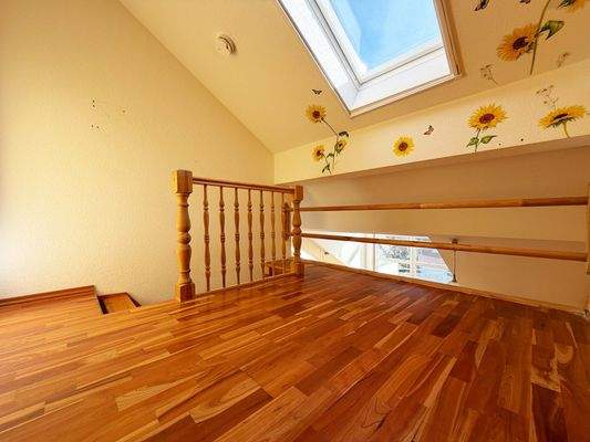 Galerieebene: Rückzugsort über dem Wohnbereich mit besonderem Ausblick