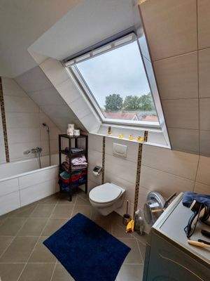 Grenadierweg Badezimmer Dachgeschoss.jpg