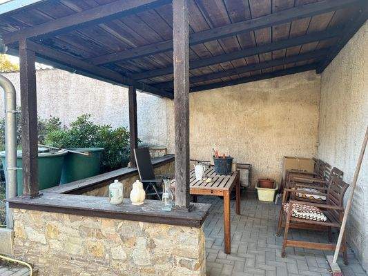 überdachter Sitzplatz (neben Scheune)