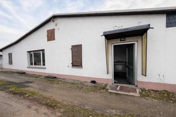 Einzelhaus mit offenem Eingang und Fenster