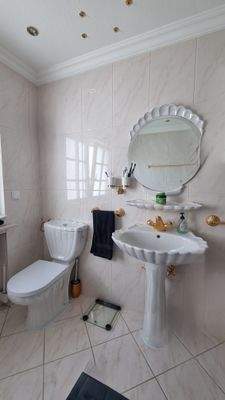 Bad mit Dusche und Wanne