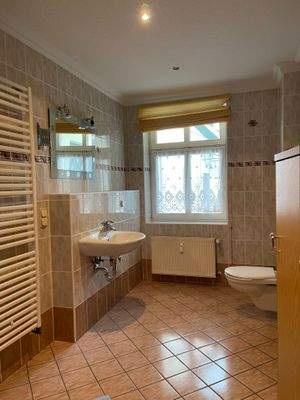 Bad mit Dusche und WC