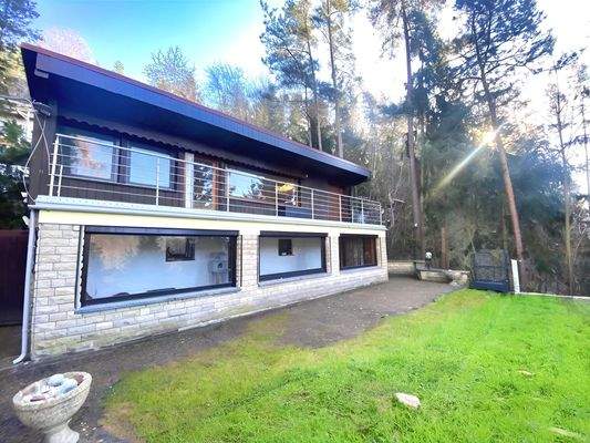 Blick aus Nordwesten auf das Ferienhaus und Grünfläche