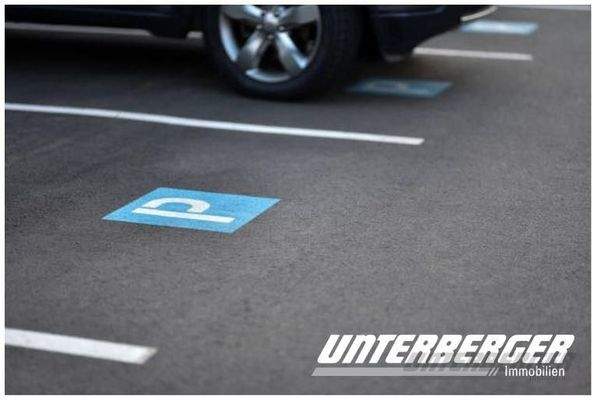 687610833-lang2#Parkplatz im Freien