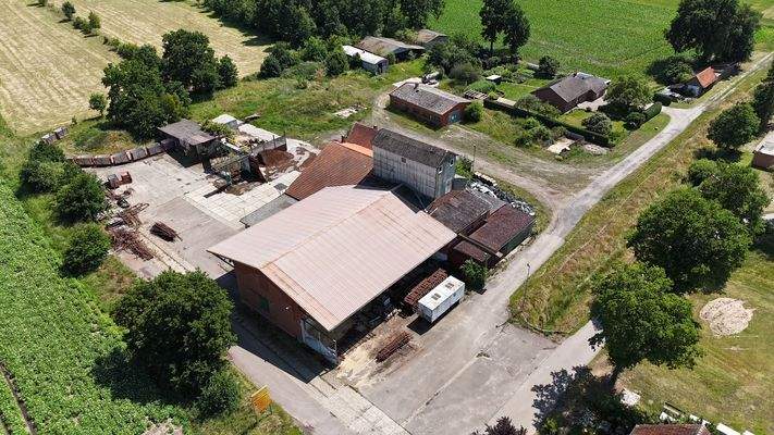 Grundstück mit Gebäuden.jpeg