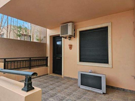 Kreta, Koutouloufari: Haus im Dorfzentrum mit großer Dachterrasse mit herrlichem Blick auf Hersonissos und das Meer zu verkaufen