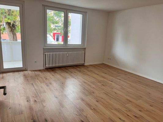 Helles Wohnzimmer mit Balkon