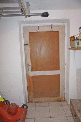 Tür zur Kelleraußentreppe