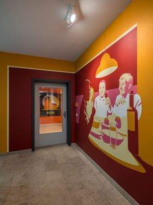 Eingang mit Wandgemälde