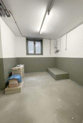 Kellerraum mit Anschlüssen