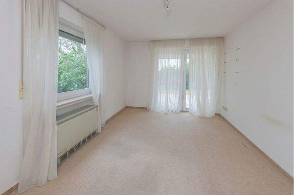 Kleineres Schlafzimmer mit Terrasse