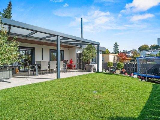 Große überdachte Terrasse