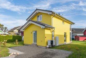 Vorderansicht mit E-Stellplatz