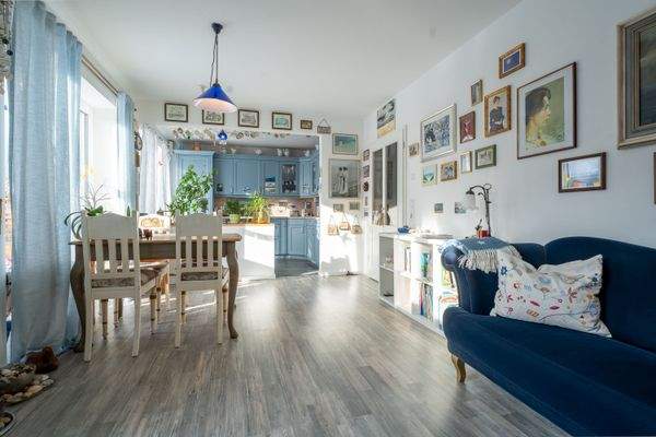 Wohnzimmer mit Küche