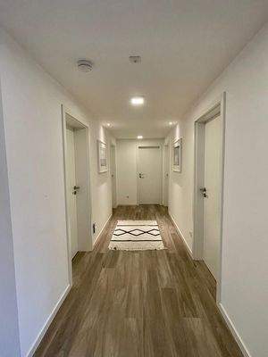 Heller Flur mit Holzboden