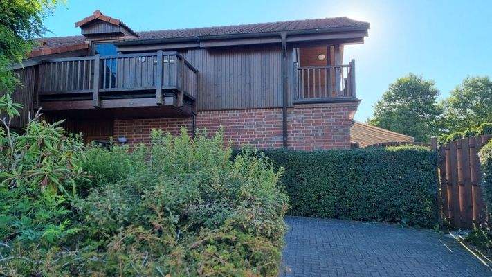 Außenansicht West-Loggia und Garagenzufahrt
