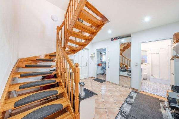 Flur mit breiter Treppe zum OG