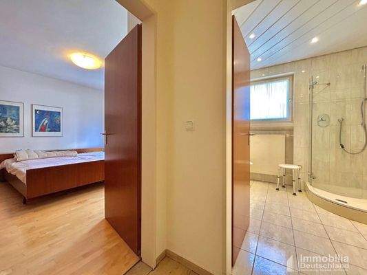 Flur mit Sicht auf Badezimmer und Schlafzimmer