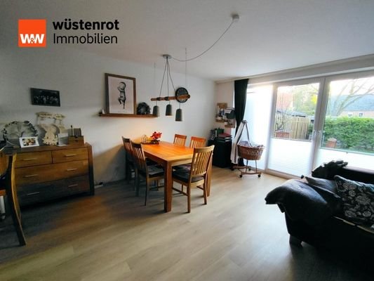 Wohn- Esszimmer mit Zugang zur Terrasse und in den Garten WE 1