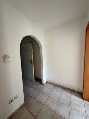 Flur mit Rundbogen und Tür