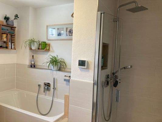 Bad mit Wanne und Dusche