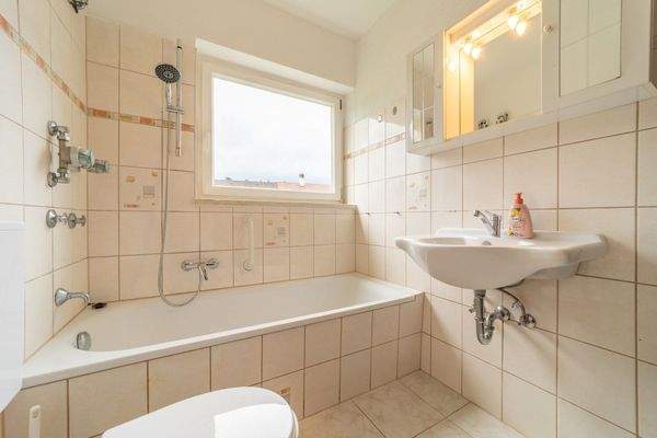 Tageslichtbad mit Wanne