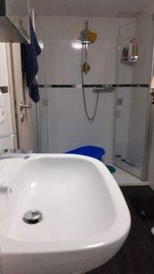 Badezimmer mit großzügiger Dusche.jpg