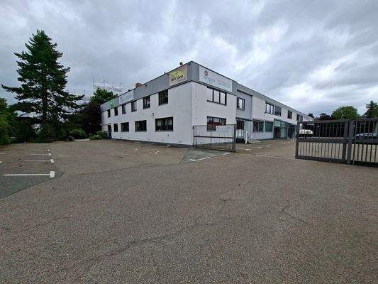 Grosser Parkplatz mit Gebäude