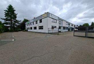 Grosser Parkplatz mit Gebäude