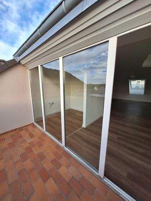 Blick von der Terrasse in das offene Wohnen