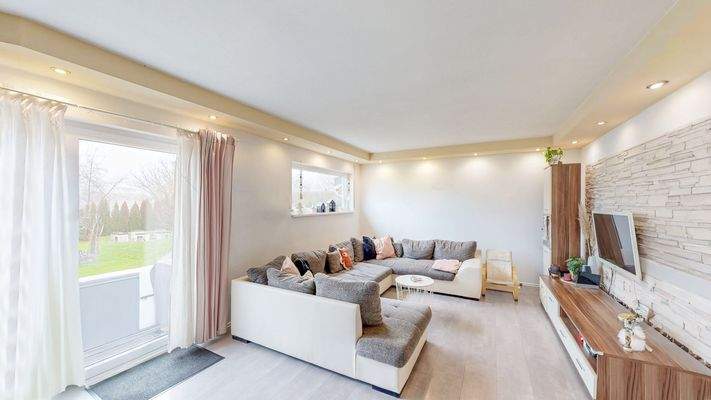 Wohnzimmer mit Zugang zu Terrasse und Garten