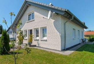 Seitenansicht und Hauseingang