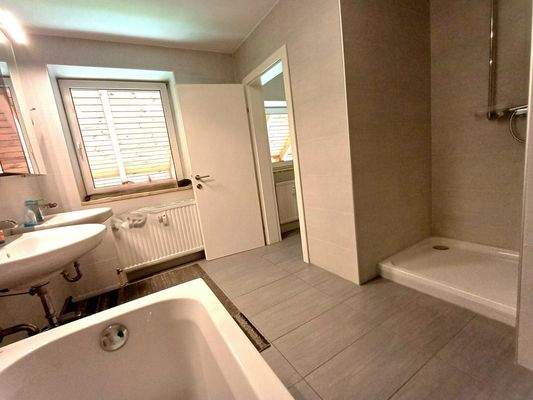 Bad mit Wanne + Walk in Dusche