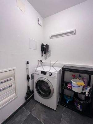 Praktisch- Abstellkammer mit WM, Sauger, Bügelbrett und Aufhängevorrichtung