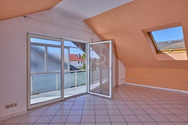 Großer, heller Wohn-/ Schlafbereich mit Zugang zum Balkon 1 im DG