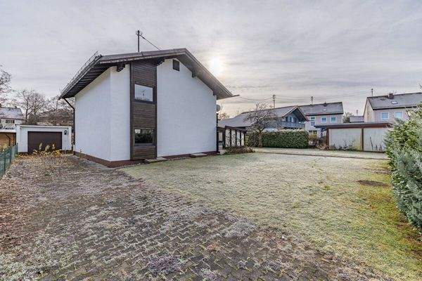 Zufahrt & Grundstück