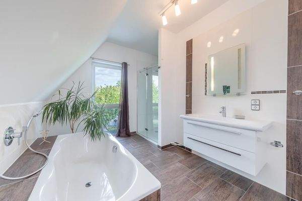 Modernes, stilvolles Vollbad