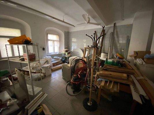 Noch unsanierter Bereich im Erdgeschoss und Nebeng