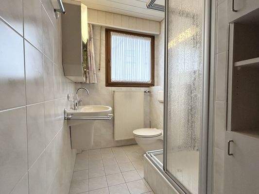 Bad mit Dusche im Dachgeschoss