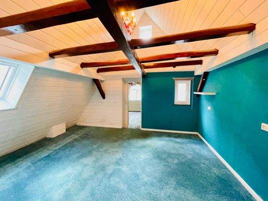 Innen_Haus 1_DG_Zimmer im Dachgeschoss.jpeg