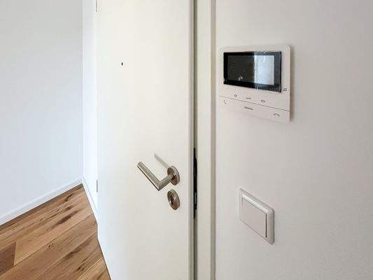 mit Türspion und Videosprechanlage
