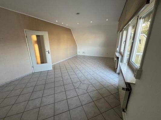 Wohnung 1. OG Wohnzimmer mit Ausgang auf den Balkon