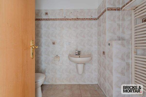 Bad mit Handtuchheizkörper, Dusche und WM-Anschluss