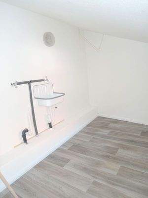 Der Abstellraum mit Waschmaschinenanschluss