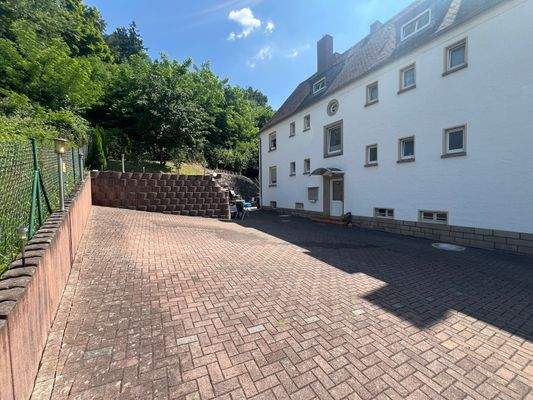 Hausansicht mit KFZ-Stellplätzen